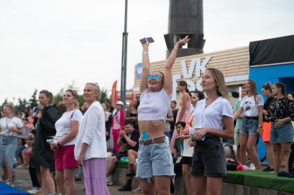 Санкт-Петербург. Зрители во время концерта в рамках фестиваля VK Fest в парке 300-летия Санкт-Петербурга.