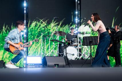 Санкт-Петербург. Певица Елка (справа) во время выступления на музыкальном фестивале VK Fest в парке 300-летия Санкт-Петербурга.