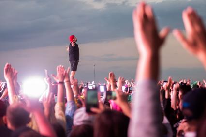 Санкт-Петербург. Рэпер Баста (Василий Вакуленко) во время выступления на музыкальном фестивале VK Fest в парке 300-летия Санкт-Петербурга.