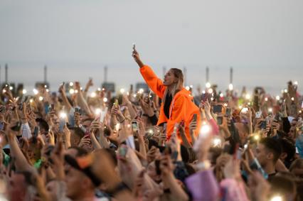 Санкт-Петербург. Зрители во время концерта в рамках фестиваля VK Fest в парке 300-летия Санкт-Петербурга.