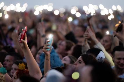 Санкт-Петербург. Зрители во время концерта в рамках фестиваля VK Fest в парке 300-летия Санкт-Петербурга.