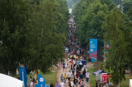 Санкт-Петербург. Посетители музыкального фестиваля VK Fest в парке 300-летия Санкт-Петербурга.