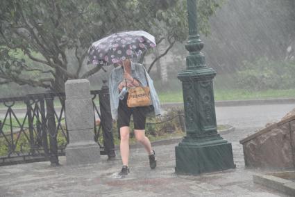 Москва.  Женщина  в Александровском саду во время дождя.