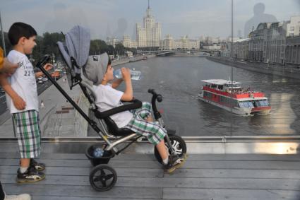 Москва. Ребенок  в коляске на Парящем мосту парка Зарядье.