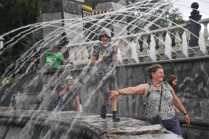 Москва.  Дети играют у фонтанов на Манежной полщади.