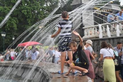 Москва.  Дети играют у фонтанов на Манежной полщади.