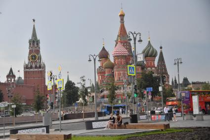 Москва.  Вид на Спасскую башню и храм Василия Блаженного.