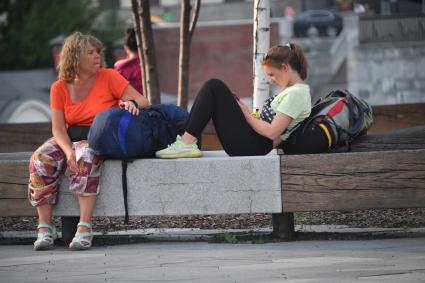 Москва.  Посетители в парке `Зарядье` .