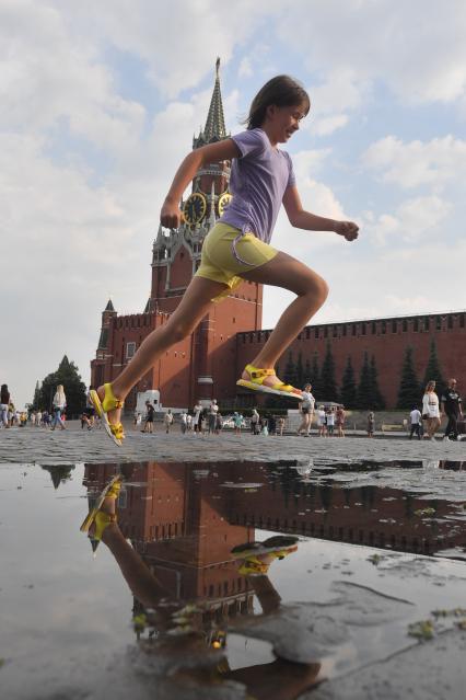 Москва.   Прохожие на  Красной площади.