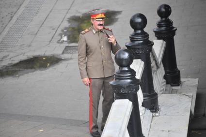 Москва.  Двойник Сталина на Манежной площади.