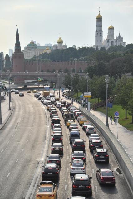 Москва.  Движение на Кремлевской набережной.