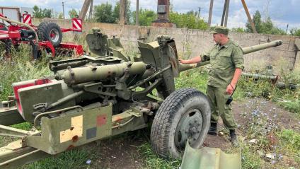 Луганская область. Боец ремонтной роты 7 бригады 2 армейского корпуса ЛНР у трофейной украинской пушки на территории ремонтной базы ЛНР.