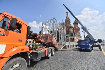 Москва. Реставрация памятника Минину и Пожарскому на Красной площади.