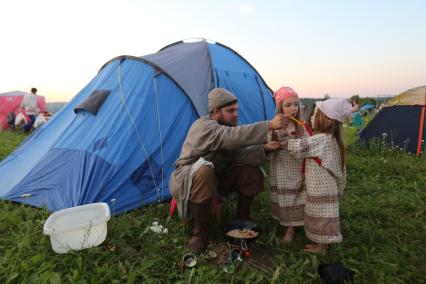 Калуга.  Перед началом празднования  Купалы (летнее солнцестояние) в Славянском центре `Красотынка`.