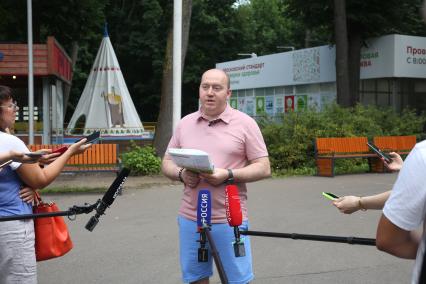 Москва. Актер Сергей Бурунов прошел медосмотр в павильоне `Здоровая Москва`.