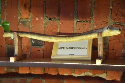 Москва. Детали интерьера в `УЕ!БАР`- кафе, где официанты хамят гостям и ругаются матом.