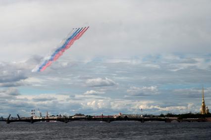 Санкт-Петербург. Штурмовики Су-25 во время репетиции Главного военно-морского парада в честь Дня Военно-морского флота России.