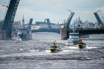 Санкт-Петербург. Базовый тральщик `Павел Хенов` 515 во время репетиции Главного военно-морского парада в честь Дня Военно-морского флота России.