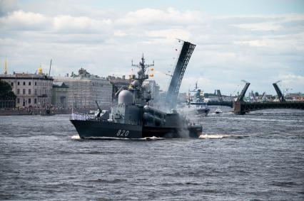 Санкт-Петербург. Ракетный катер `Чувашия` 820 во время репетиции Главного военно-морского парада в честь Дня Военно-морского флота России.