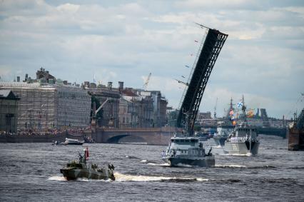 Санкт-Петербург. Противодиверсионный катер `Юнармеец Татарстана` 601 и базовый тральщик `Павел Хенов` 515 во время репетиции Главного военно-морского парада в честь Дня Военно-морского флота России.