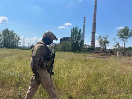 Донецкая область. г.Светлодарск. Боец ЧВК `Вагнера` на территории Углегорской ТЭС, освобожденной штурмовой группой ЧВК `Вагнера` при поддержке артиллерии 2-го армейского корпуса Народной милиции ЛНР.