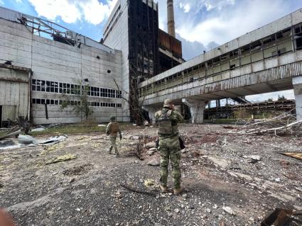 Донецкая область. г.Светлодарск. Бойцы ЧВК `Вагнера` на территории Углегорской ТЭС, освобожденной штурмовой группой ЧВК `Вагнера` при поддержке артиллерии 2-го армейского корпуса Народной милиции ЛНР.