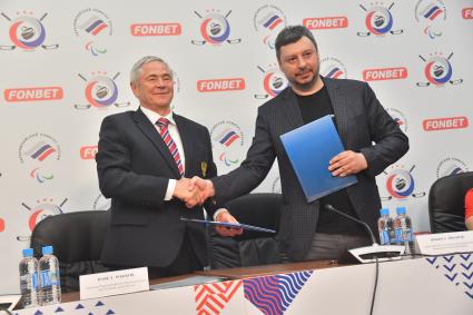Москва. Президент Паралимпийского комитета России Павел Рожков (слева) и вице-президент по социальным инициативам букмекерской компании Фонбет Никита иванов на пресс-конференции перед началом гала-матча паралимпийской сборной России по следж-хоккею и звезд хоккея с участием олимпийских чемпионов, спортсменов КХЛ и НХЛ на малой спортивной арене ЦСКА.