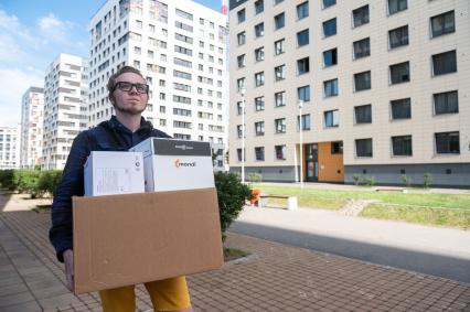 Санкт-Петербург. Молодой человек во время переезда в новую квартиру.