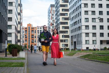 Санкт-Петербург. Молодой человек с девушкой во время переезда в новую квартиру.