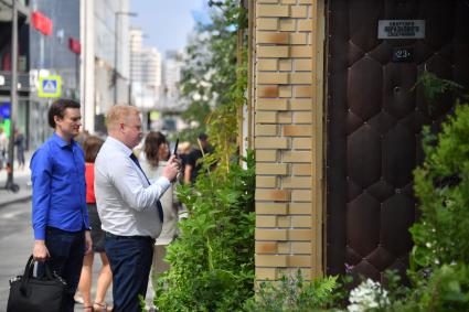 Москва.   Фестиваль `Цветочный джем: Тропическое лето` `Москва нашего детства` на пешеходной зоне делового центра `Москва-сити`.