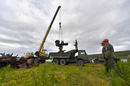 Мурманская область. о.Кильдин. Военнослужащие экологического взвода министерства обороны РФ проводят работы по очистке Арктической зоны от техногенного загрязнения в рамках специальной экспедиции РГО и минобороны РФ.