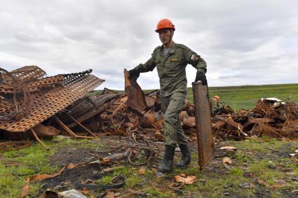 Мурманская область. о.Кильдин. Военнослужащий экологического взвода министерства обороны РФ очищает Арктическую зону от техногенного загрязнения в рамках специальной экспедиции РГО и минобороны РФ.