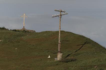 Мурманская область. о.Кильдин. Поклонный крест и старый деревянный телеграфный столб.