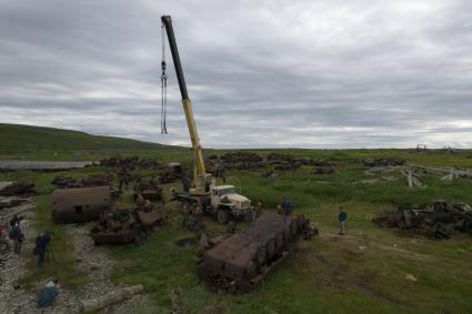 Мурманская область. о.Кильдин. Военнослужащие экологического взвода министерства обороны РФ проводят работы по очистке Арктической зоны от техногенного загрязнения в рамках специальной экспедиции РГО и минобороны РФ.  .