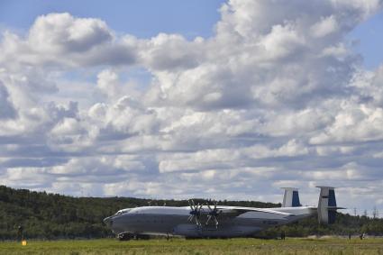 Мурманская область. о.Кильдин. Самолет Ан-22 `Антей`. Работы по очистке Арктической зоны от техногенного загрязнения в рамках специальной экспедиции РГО и минобороны РФ.