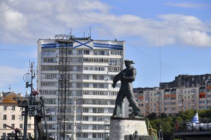 Мурманская область. г.Североморск. Памятник Героям-Североморцам, защитникам Заполярья на Приморской площади.