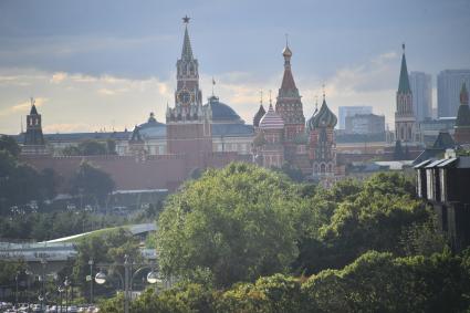 Москва. Вид из окна на Кремль квартиры-музея балерины Галины Улановой в высотном доме на Котельнической набережной.