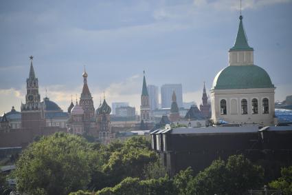 Москва. Вид из окна на Кремль  квартиры-музея балерины Галины Улановой в высотном доме на Котельнической набережной.