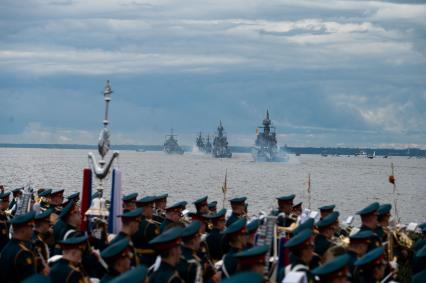 Санкт-Петербург. Кронштадт. Суда во время Главного военно-морского парада в честь Дня Военно-морского флота России.