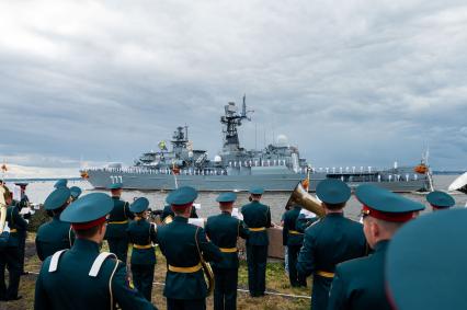 Санкт-Петербург. Кронштадт. Сторожевой корабль `Ярослав Мудрый` во время Главного военно-морского парада в честь Дня Военно-морского флота России.