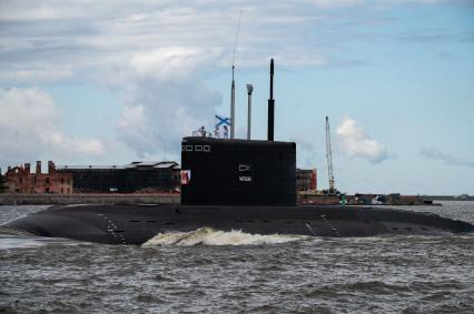 Санкт-Петербург. Кронштадт. Подводная лодка `Магадан` во время Главного военно-морского парада в честь Дня Военно-морского флота России.