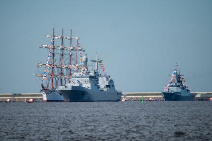 Санкт-Петербург. Кронштадт. Корвет `Бойкий` 532 во время Главного военно-морского парада в честь Дня Военно-морского флота России.