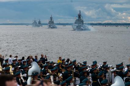 Санкт-Петербург. Кронштадт. Суда во время Главного военно-морского парада в честь Дня Военно-морского флота России.