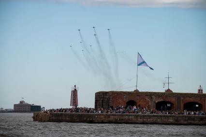 Санкт-Петербург. Кронштадт. Зрители во время Главного военно-морского парада в честь Дня Военно-морского флота России.