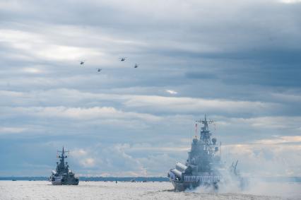 Санкт-Петербург. Кронштадт. Суда во время Главного военно-морского парада в честь Дня Военно-морского флота России.