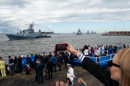 Санкт-Петербург. Кронштадт. Противолодочный корабль `Казанец` 311 во время Главного военно-морского парада в честь Дня Военно-морского флота России.