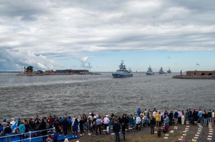 Санкт-Петербург. Многоцелевой сторожевой корабль ближней морской зоны (корвет) `Стойкий` 545 во время Главного военно-морского парада в честь Дня Военно-морского флота России.