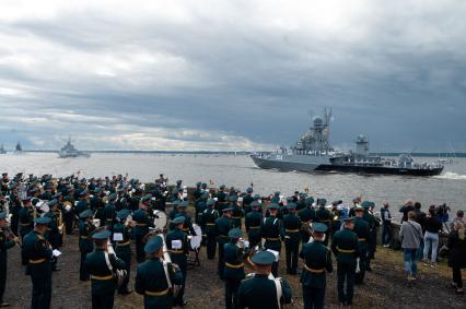 Санкт-Петербург. Кронштадт. Малый противолодочный корабль `Уренгой` 304 во время Главного военно-морского парада в честь Дня Военно-морского флота России.