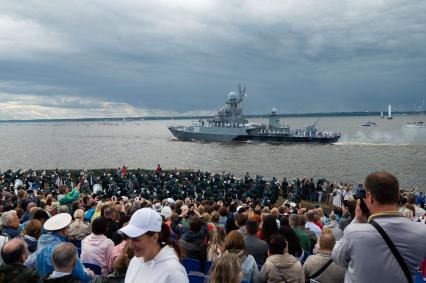 Санкт-Петербург. Кронштадт. Противолодочный корабль `Казанец` во время Главного военно-морского парада в честь Дня Военно-морского флота России.