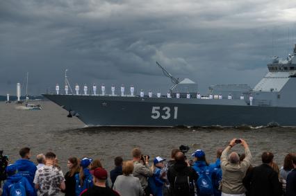 Санкт-Петербург. Кронштадт. Корвет `Сообразительный` во время Главного военно-морского парада в честь Дня Военно-морского флота России.